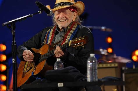 Willie Nelson .